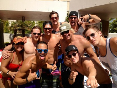 Los chicos junto a sus entrenadores en una piscina en Las Vegas